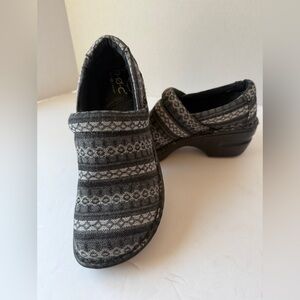 b.o.c. Charcoal and Light Gray Patterned Clogs